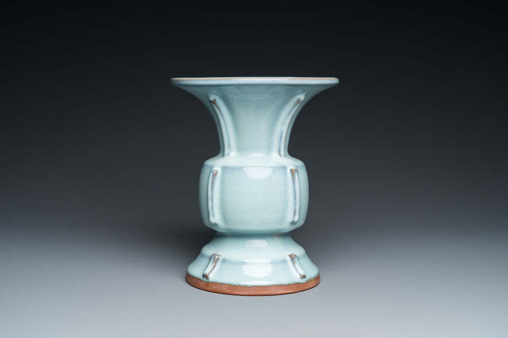 Vase de forme 'zun en porcelaine de Chine &agrave; &eacute;mail junyao, 19/20&egrave;me