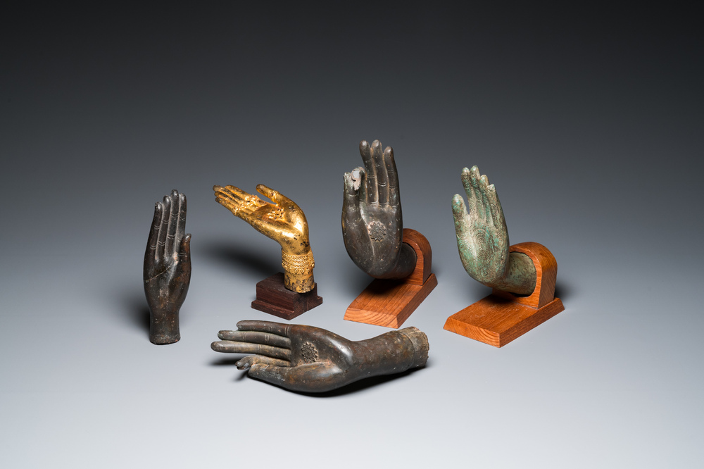 Cinq mains de Bouddha en bronze, Birmanie et Tha&iuml;lande, 16/17&egrave;me et post&eacute;rieur