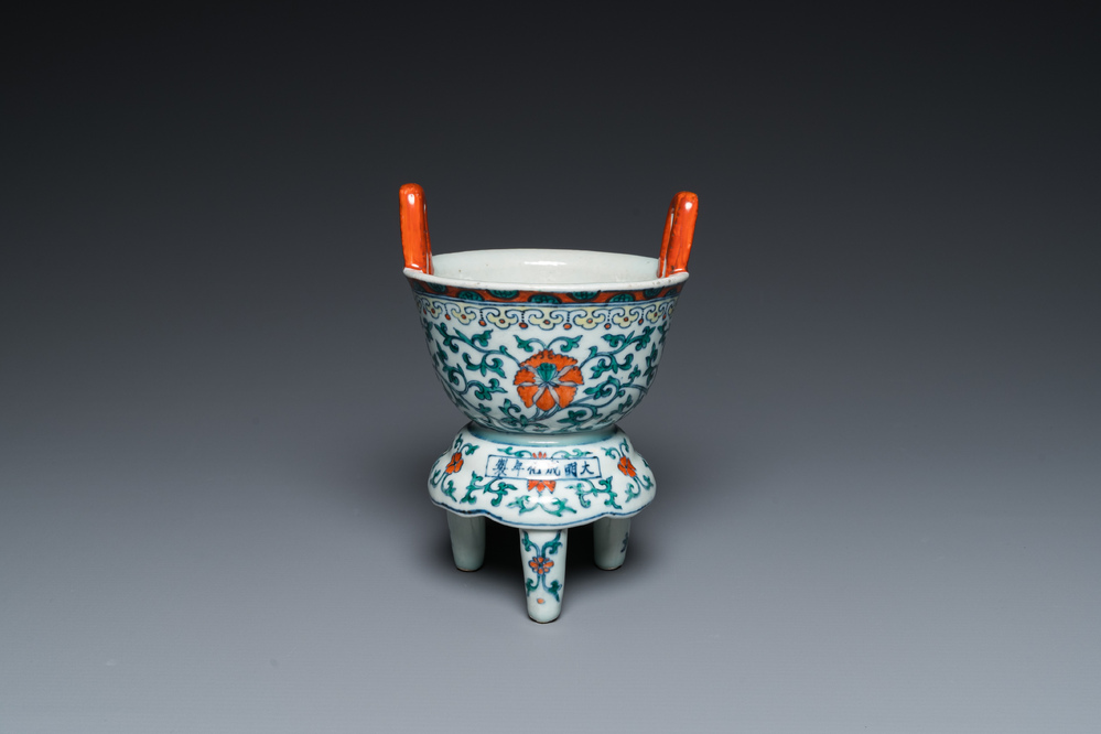 A Chinese doucai tripod censer, Chenghua mark, 19/20th C.