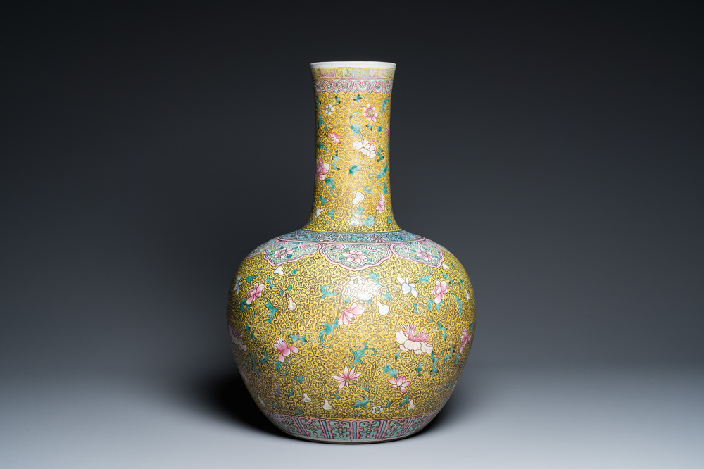 Een grote Chinese flesvormige famille rose vaas met gele fondkleur, Qianlong merk, 19e eeuw