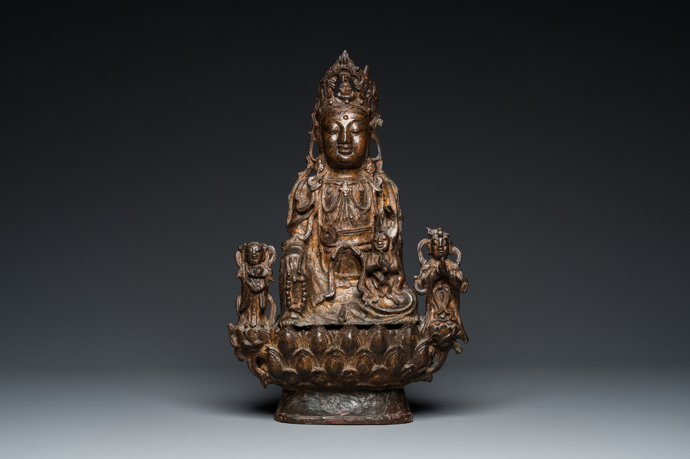 Grand groupe figurant Guanyin aux servants en bronze dor&eacute;, Chine, Ming