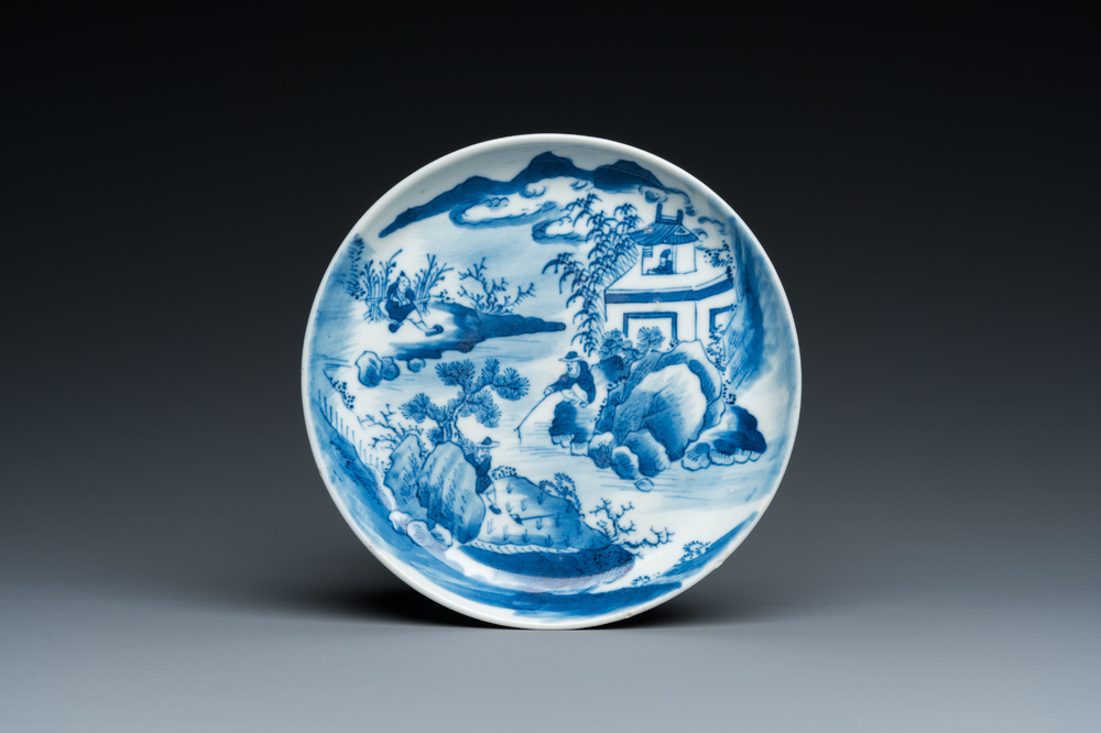 A Chinese blue and white 'Bleu de Hue' plate for the Vietnamese market, Ngoạn ngọc 玩玉 mark, 19th C.