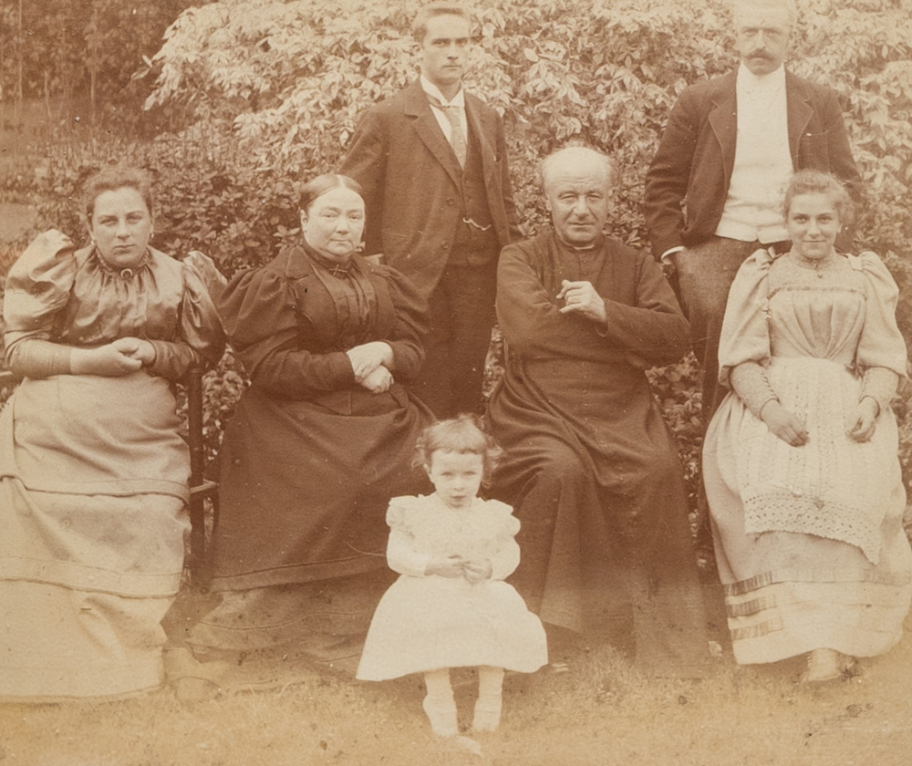 Photo inconnue de Guido Gezelle avec la famille Nolf-Beck, vers 1898