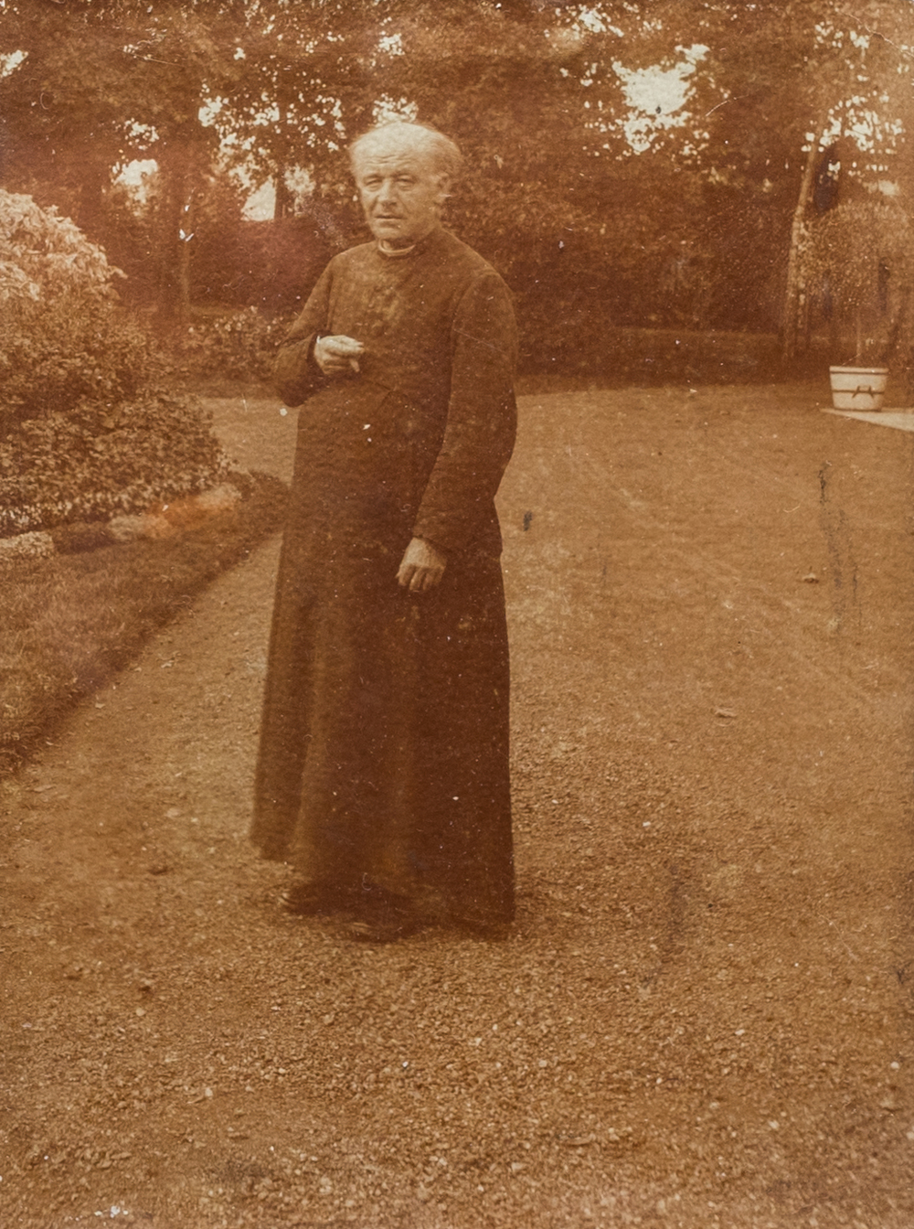 A rare photo of Guido Gezelle in Kortrijk, ca. 1893