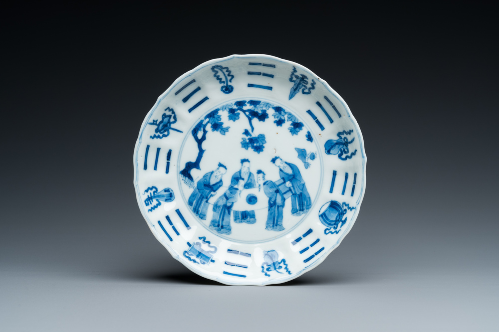 Een Chinees blauw-wit bord met wijzen bij een scroll, Chenghua merk, Kangxi
