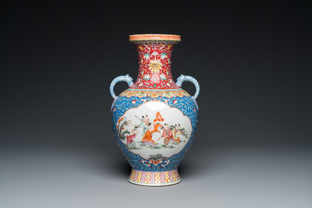 Vase en porcelaine de Chine famille rose &agrave; d&eacute;cor de gar&ccedil;ons jouant, marque de Qianlong, R&eacute;publique