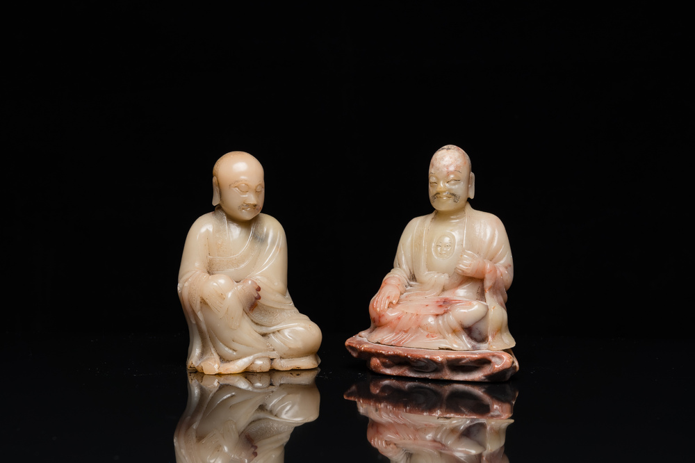 Twee Chinese zeepstenen sculpturen van Luohan, Qing