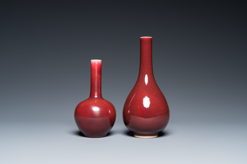 Twee Chinese monochrome vazen met koperrood- en perzikbloesemglazuur, 18/19e eeuw