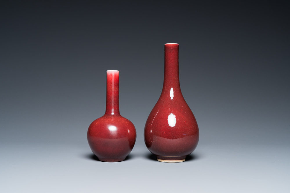 Deux vases en porcelaine de Chine en rouge de cuivre et 'fleur de p&ecirc;cher', 18/19&egrave;me