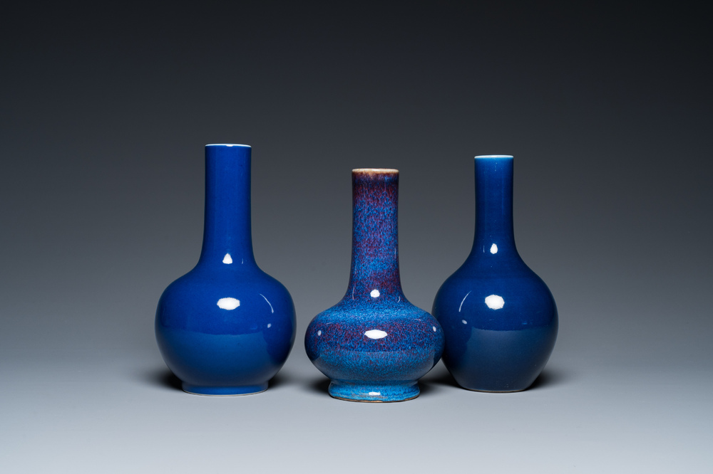 Trois vases de forme bouteille en porcelaine de Chine en bleu monochrome et &agrave; &eacute;mail flamb&eacute;, 19/20&egrave;me