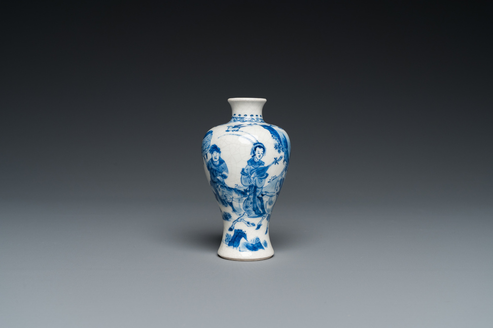Vase miniature de forme 'meiping' en porcelaine de Chine p&acirc;te tendre en bleu et blanc, Kangxi
