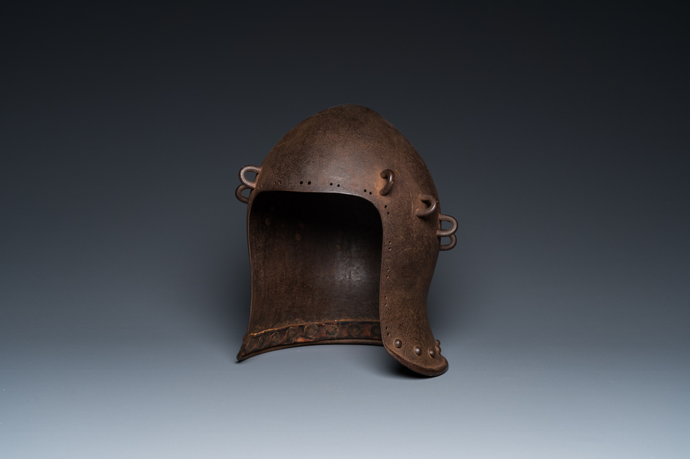 Casque de type 'bascinet' en fer, Italie, 19&egrave;me ou ant&eacute;rieur