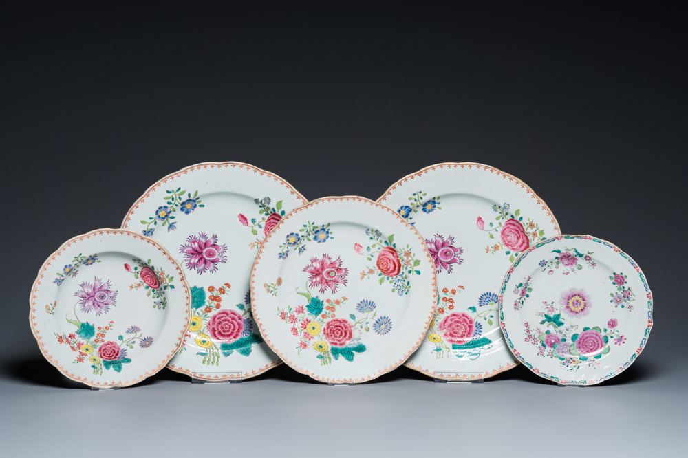 Drie Chinese famille rose schotels en twee borden met floraal decor, Qianlong