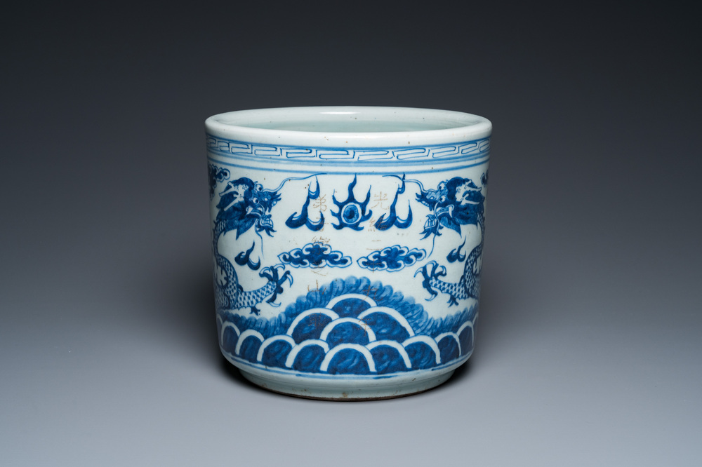A Chinese blue and white 'dragons' censer, 19th C.