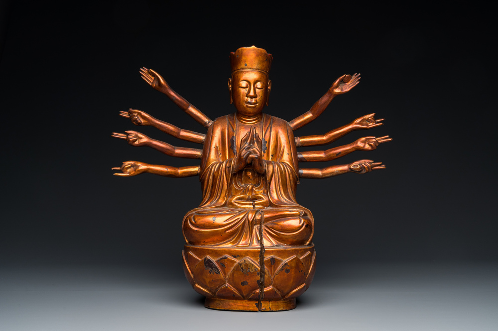 Marichi aux dix bras en bois sculpt&eacute; et dor&eacute;, Chine du Sud ou Vietnam, 19&egrave;me