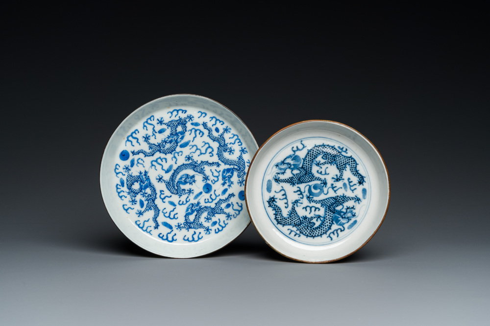 Twee Chinese blauw-witte 'Bleu de Hue' 'draken' borden voor de Vietnamese markt, 19e eeuw