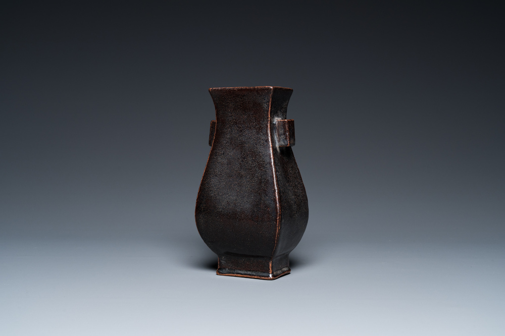 Vase de forme 'fanghu' en porcelaine de Chine monochrome en aubergine fonc&eacute;, probablement Qianlong