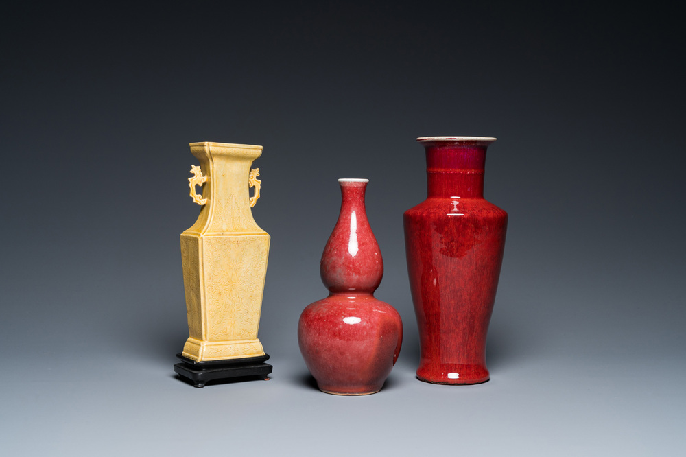 Trois vases en porcelaine de Chine monochrome en jaune et sang de boeuf, 19/20&egrave;me