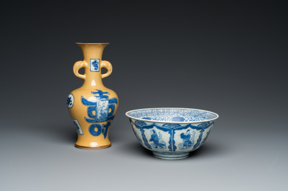 Een Chinese blauw-witte kom en een vaas met lichtbruine fondkleur, Wanli en Kangxi merken, Ming en later