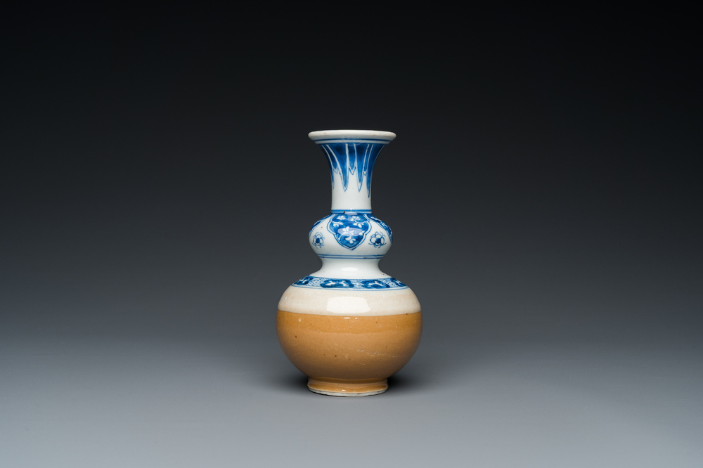 Vase de forme double gourde en porcelaine de Chine en bleu et blanc au base en caf&eacute; au lait, Kangxi