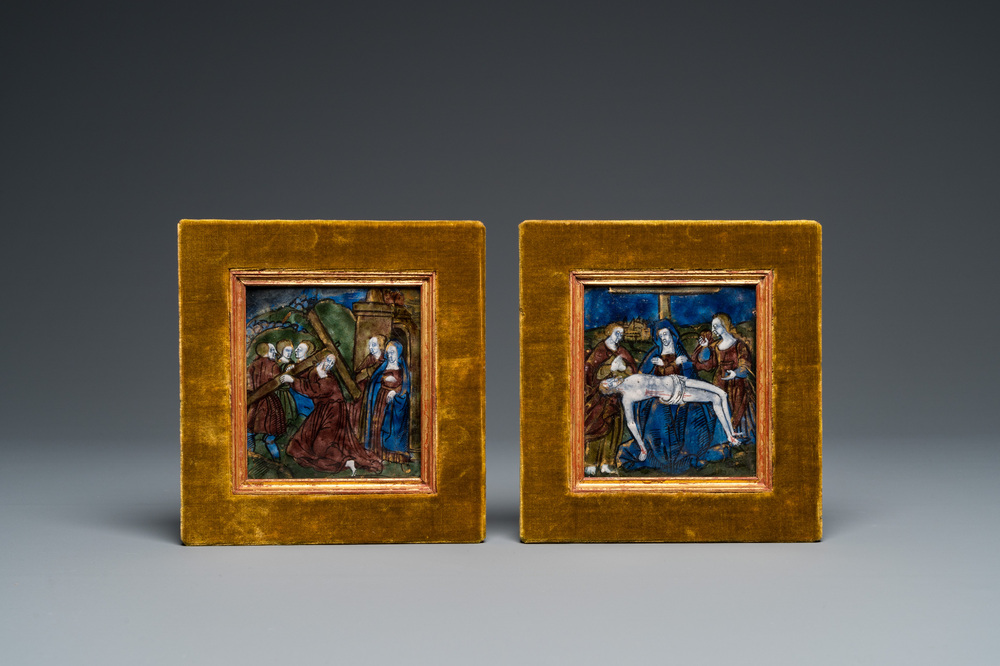 Twee vierkante email plaquettes met de Kruisdraging en de pi&euml;ta, Limoges, Frankrijk, 16e eeuw