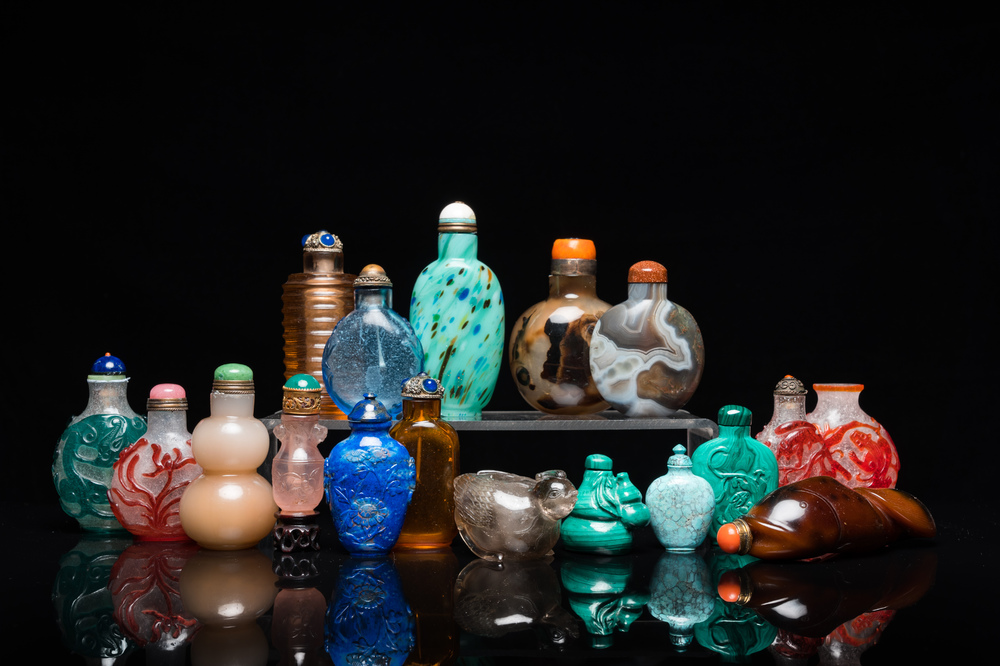 17 Chinese snuifflessen en een waterdruppelaar in glas, agaat en hardsteen, 19/20e eeuw