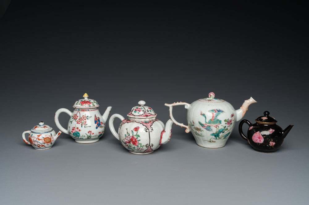 Vijf Chinese famille rose en Imari-stijl theepotten met deksel, Yongzheng/Qianlong