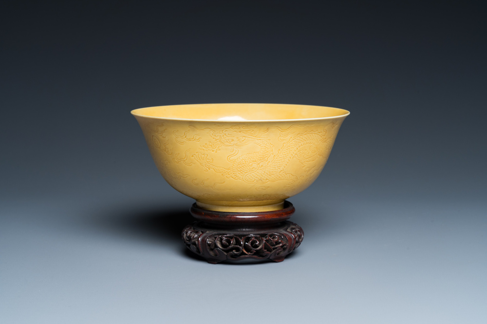 Bol en porcelaine de Chine en jaune monochrome &agrave; d&eacute;cor de type anhua de dragons, marque de Qianlong mais probablement post&eacute;rieur