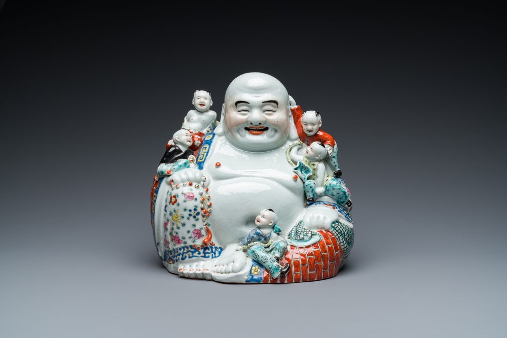 Bouddha en porcelaine de Chine famille rose, marque Zhu Mao Ji Zao 朱茂記造, R&eacute;publique