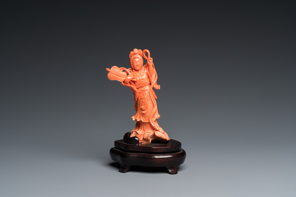 Een Chinese bloedkoralen sculptuur van Guanyin met waaier, 19/20e eeuw