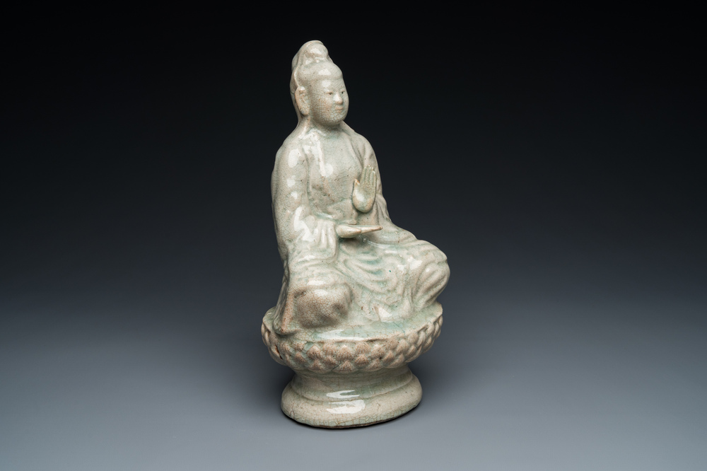 Een celadon-geglazuurde figuur van Quan Am, Noord-Vietnam, 17/18e eeuw