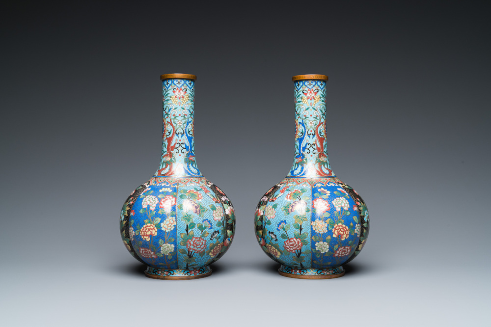 Paire de vases de forme bouteille en &eacute;maux cloisonn&eacute;s, Chine, 19&egrave;me