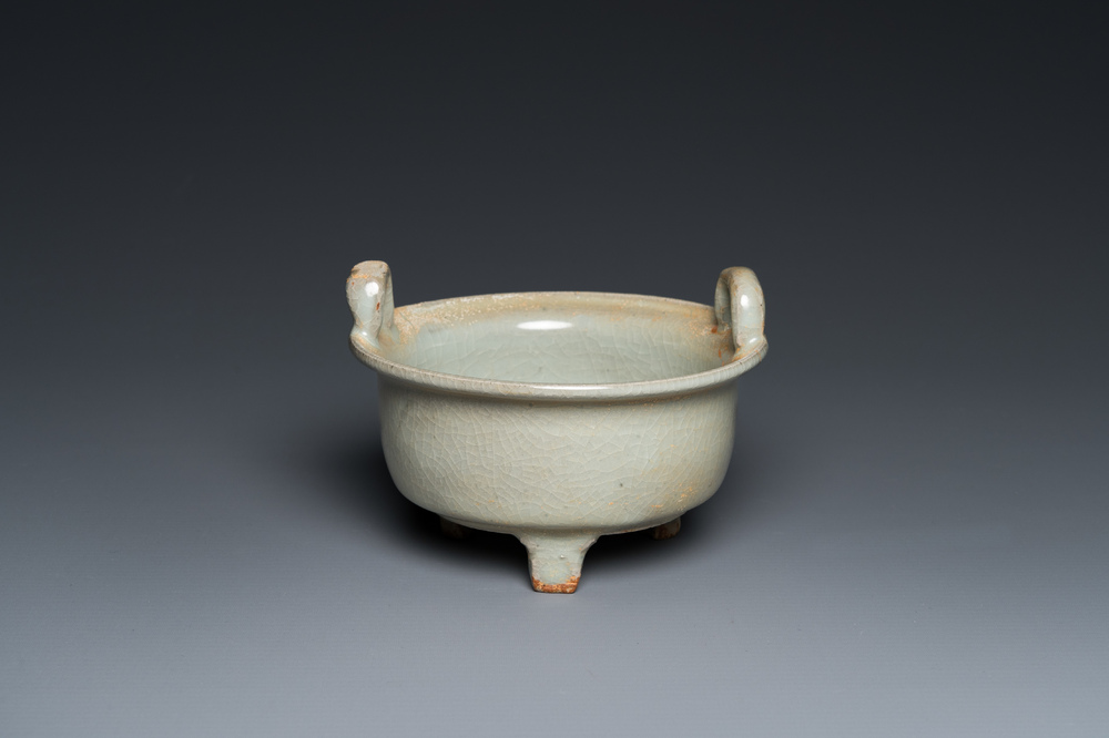 Een Chinese celadon-geglazuurde driepotige wierookbrander met kintsugi herstelling, Song