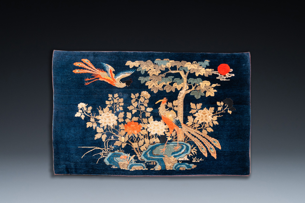 Een Chinees tapijt met twee fenghuang op blauwe fondkleur, 19e eeuw
