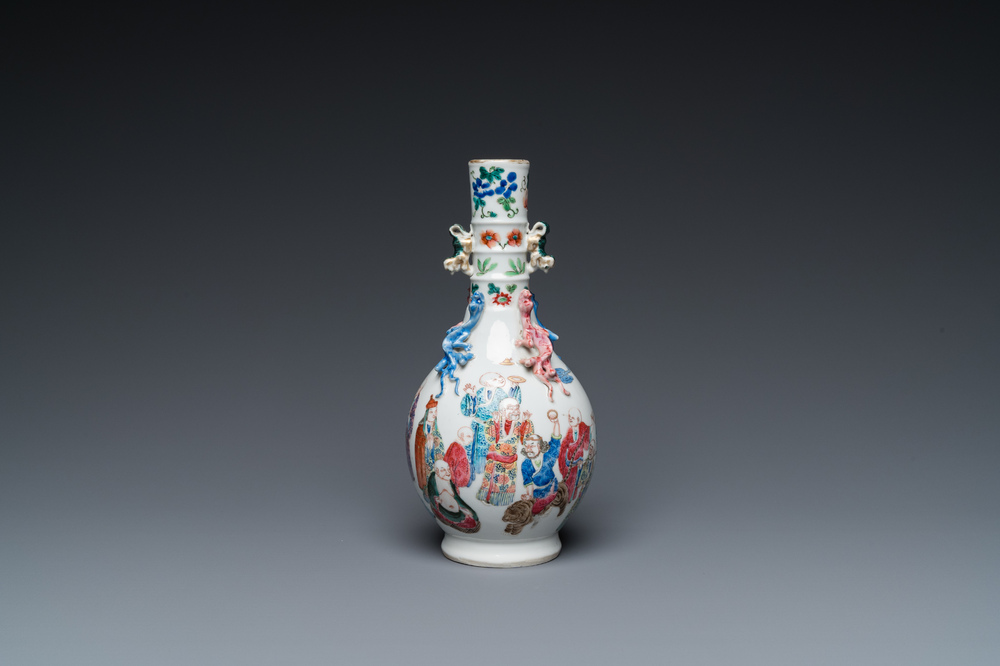 Vase de forme bouteille en porcelaine de Chine famille rose &agrave; d&eacute;cor des 18 Luohans, 19&egrave;me