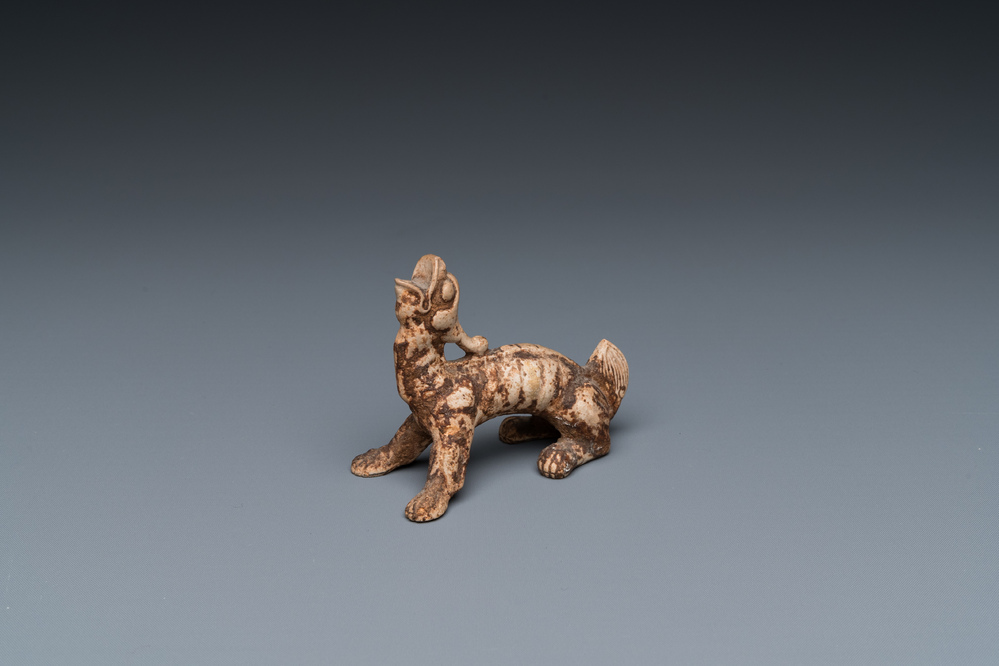 Een klein Chinees terracotta 'mingqi' model van een mythisch dier, Han