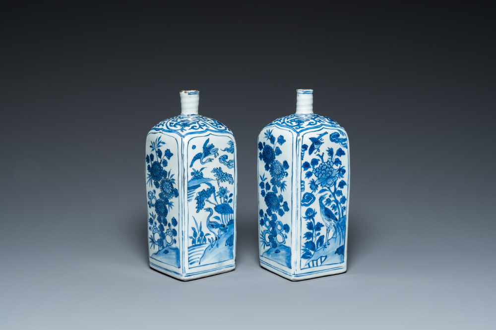 Paire de bouteilles en porcelaine de Chine de type kraak en bleu et blanc, Wanli