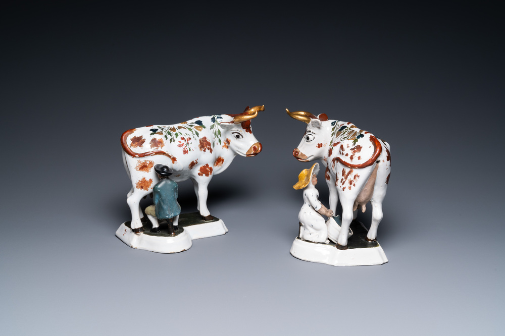 Paire de groupes de vaches et laitiers en fa&iuml;ence blanche de Delft &agrave; peinture froide, 18&egrave;me