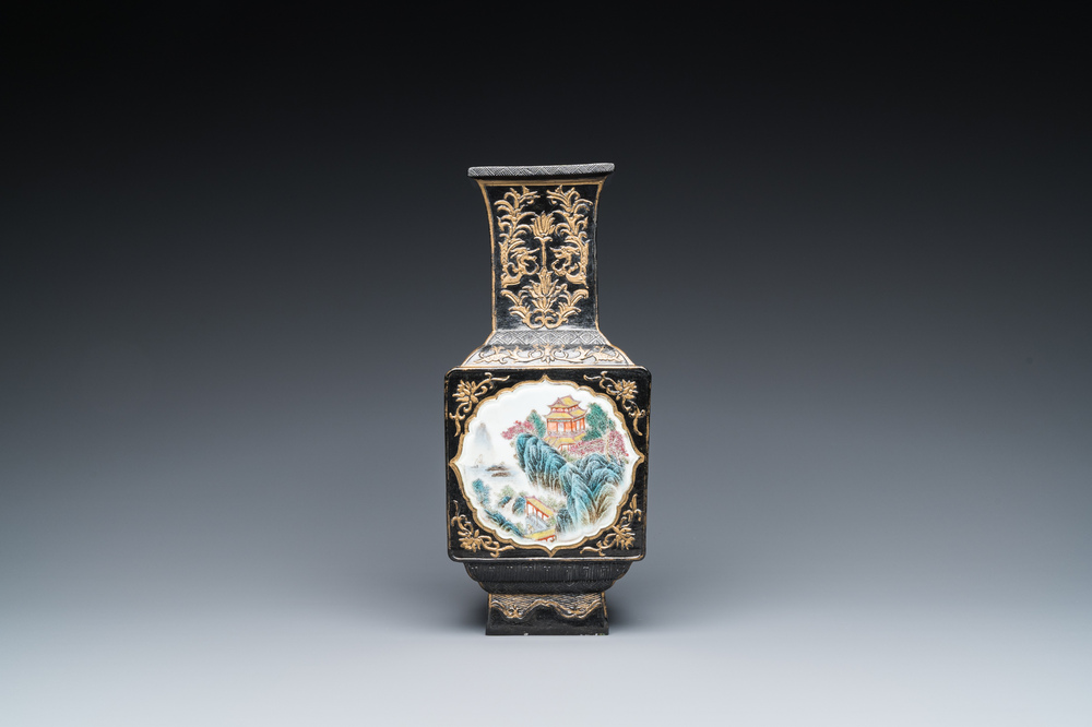 Vase en porcelaine de Chine famille rose sur fond noir, marque de Qianlong, R&eacute;publique
