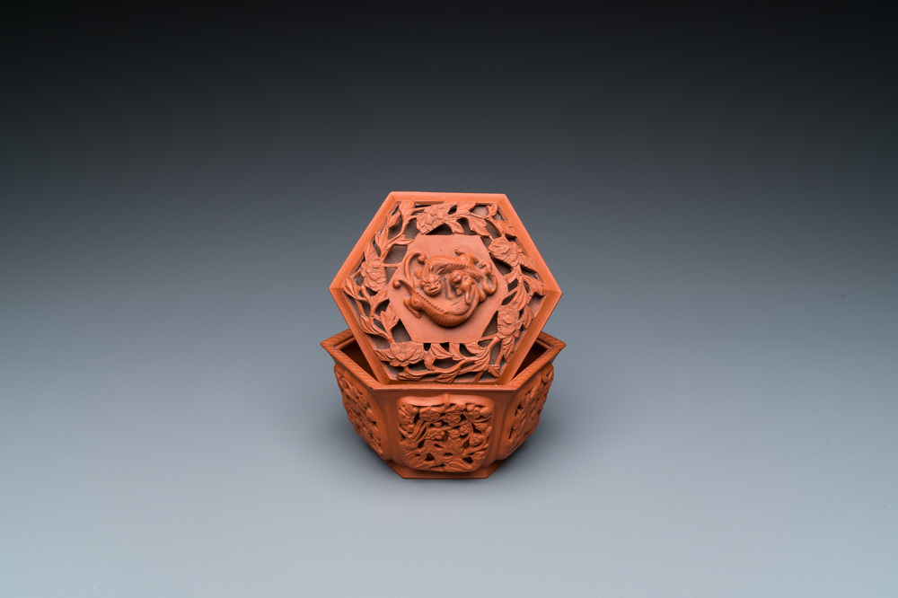 Een hexagonale opengewerkte Chinese Yixing steengoed dekselkom, Kangxi