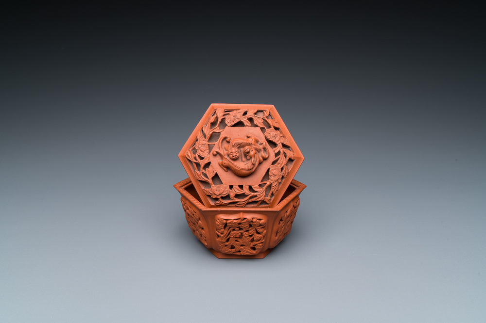Bol couvert ajour&eacute; de forme hexagonale en gr&egrave;s de Yixing, Chine, Kangxi