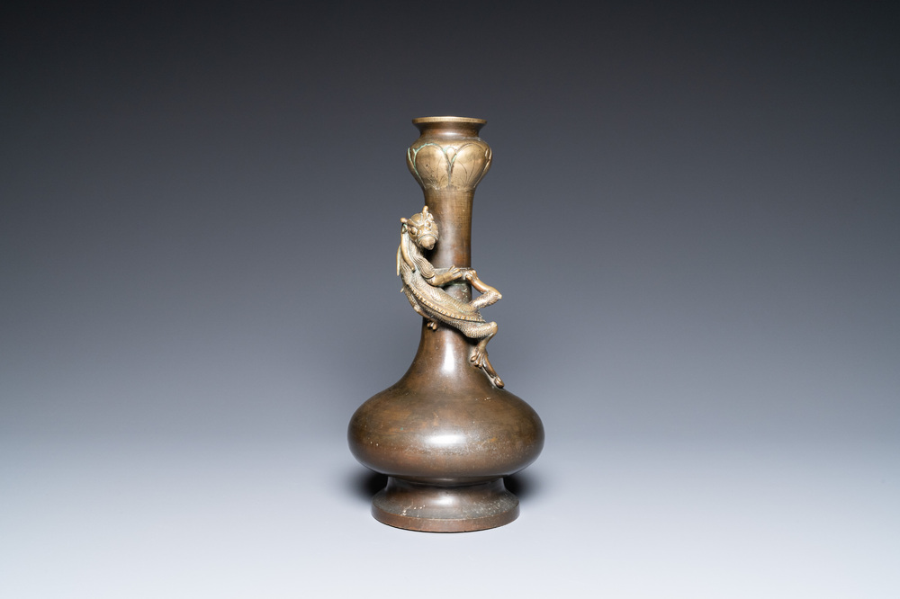 Vase de type 'hu' en bronze, marque et probablement &eacute;poque de Qianlong