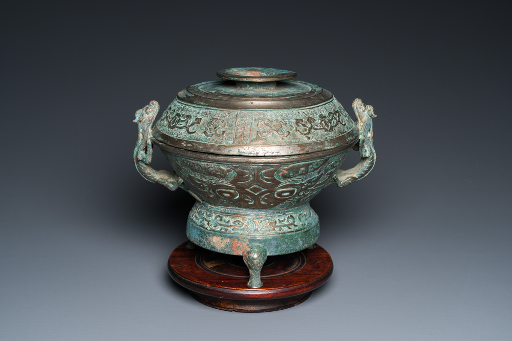 Een Chinese archa&iuml;sche bronzen driepotige wierookbrander met deksel, Ming