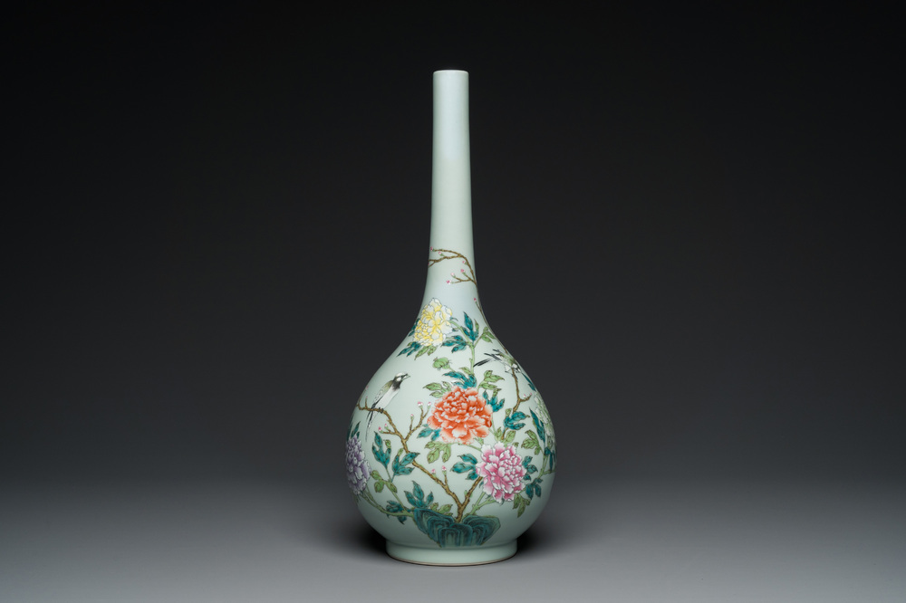 Grand vase de forme bouteille en porcelaine de Chine famille rose &agrave; fond c&eacute;ladon, marque de Qianlong, R&eacute;publique