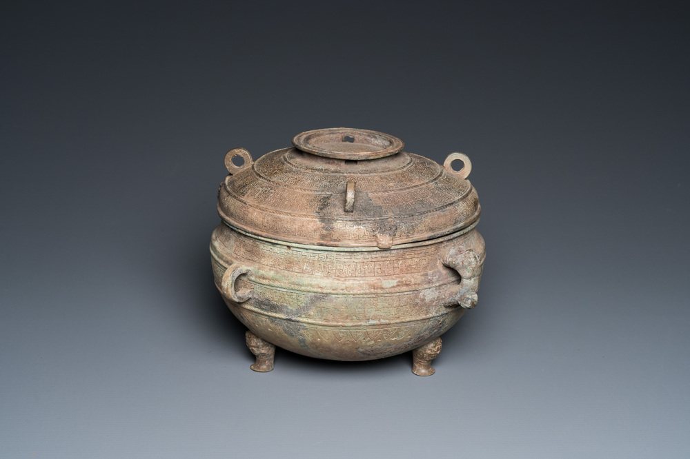 Rare r&eacute;cipient rituel couvert en bronze de type 'Zhan', Chine, P&eacute;riode des Printemps et Automnes