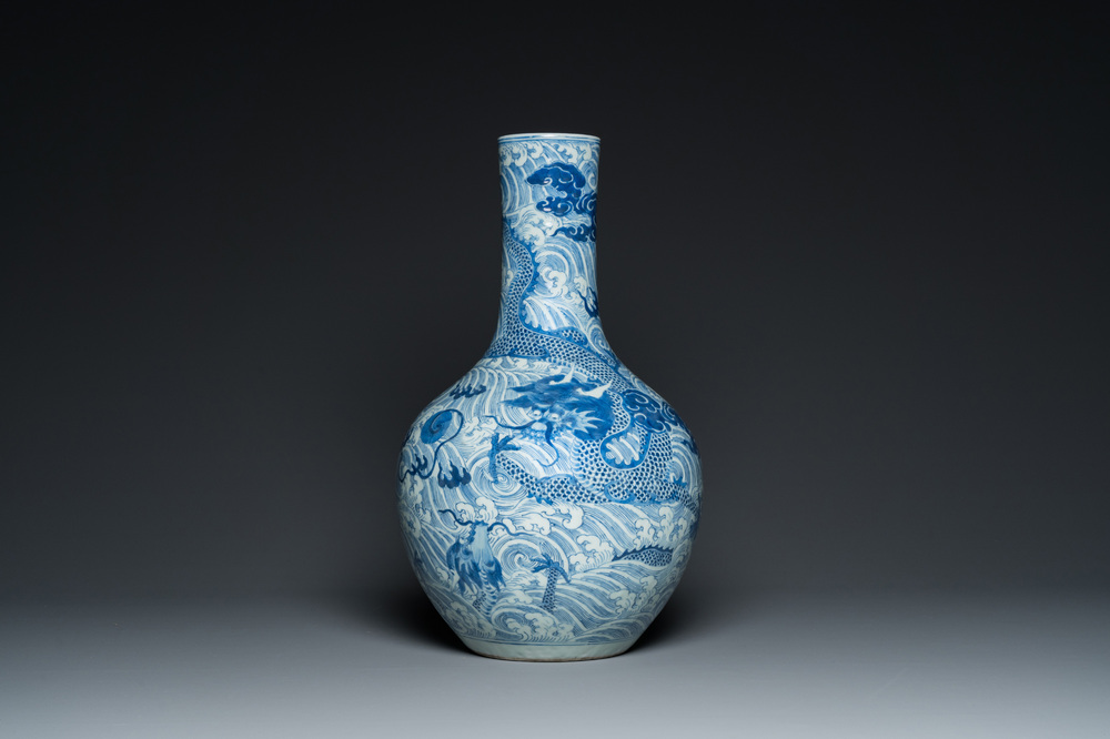 Vase de forme bouteille en porcelaine de Chine en bleu et blanc &agrave; d&eacute;cor de dragons, 19&egrave;me