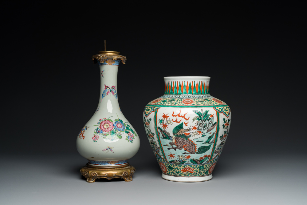 Een Chinese famille verte vaas en een famille rose vaas met vergulde bronzen montuur, 19e eeuw