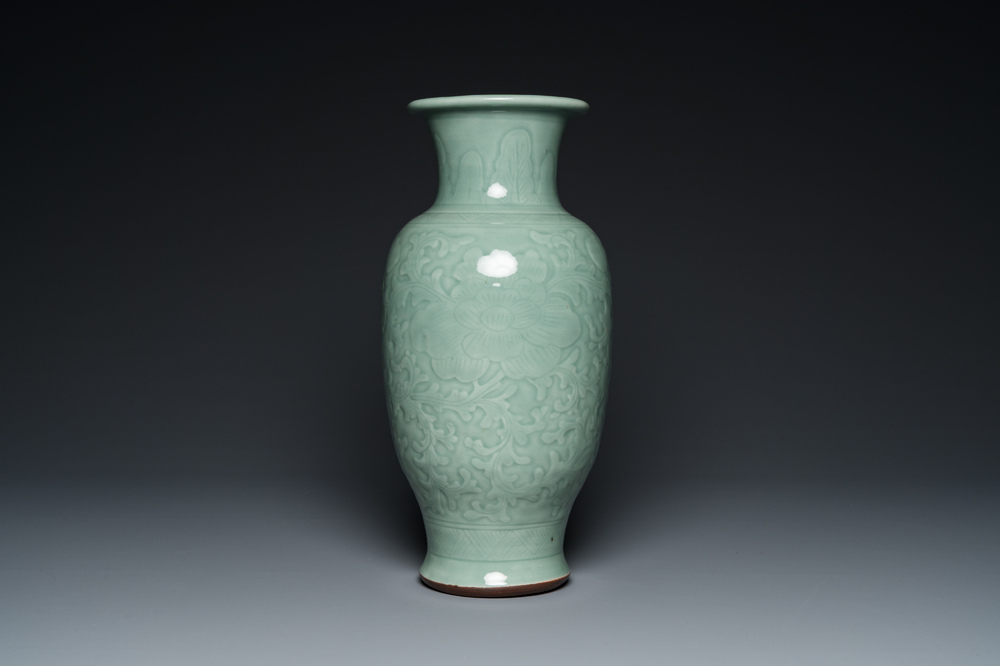 Een Chinese celadon-geglazuurde vaas met onderglazuur decor van pioenslingers, Qianlong