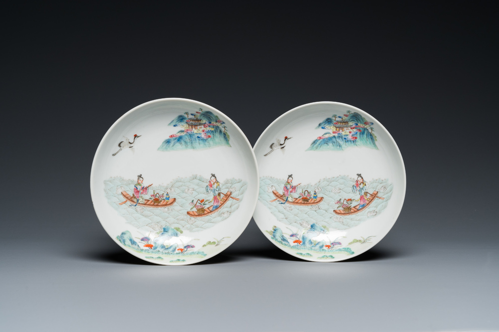 Paire de coupes en porcelaine de Chine famille rose &agrave; d&eacute;cor d'immortelles, marque Shen De Tang 慎德堂製, 19&egrave;me