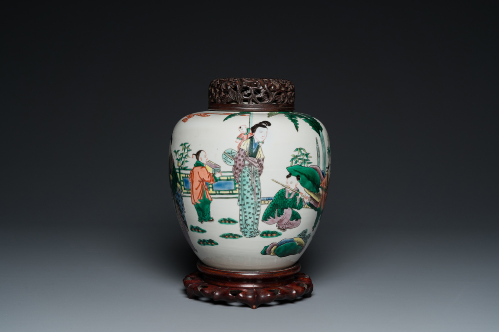 A Chinese famille verte jar with wooden cover and stand, 19th C.